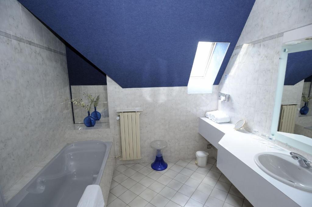 Hotel Logis Le Relais De La Poste Neuveglise ห้อง รูปภาพ