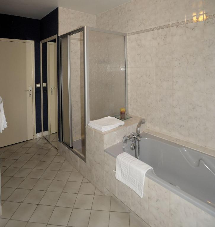 Hotel Logis Le Relais De La Poste Neuveglise ห้อง รูปภาพ