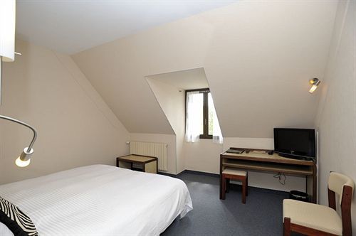 Hotel Logis Le Relais De La Poste Neuveglise ภายนอก รูปภาพ