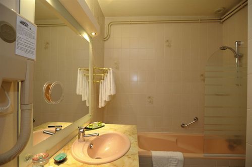 Hotel Logis Le Relais De La Poste Neuveglise ภายนอก รูปภาพ
