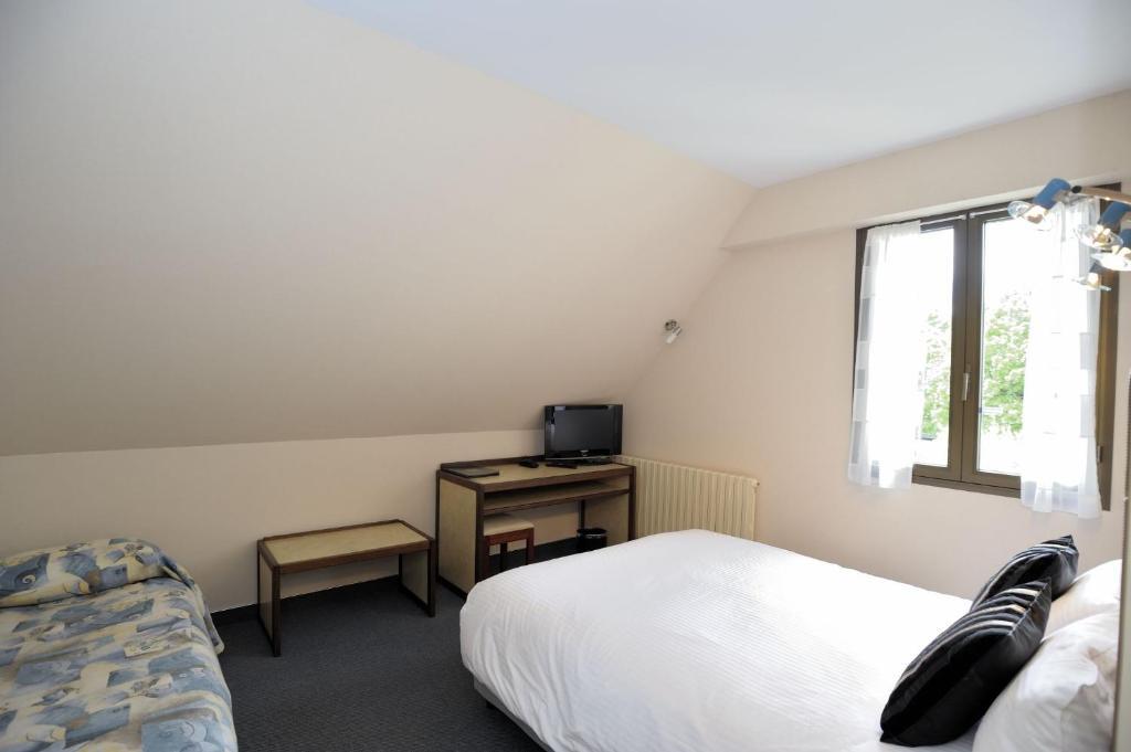 Hotel Logis Le Relais De La Poste Neuveglise ห้อง รูปภาพ